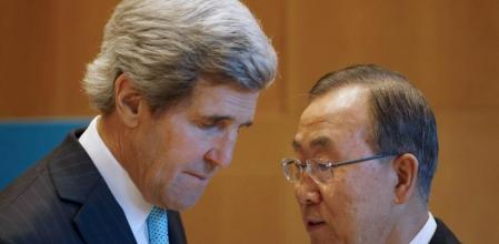 El Secretario de Estado de EE.UU., John Kerry, conversa con el Secretario General de la ONU, Ban Ki Mun.