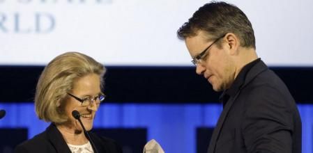 Matt Damon recibe el galardón Crystal de la Fundación Schwab por el Trabajo Social en la apertura del Foro Económico Mundial 2014 en Davos
