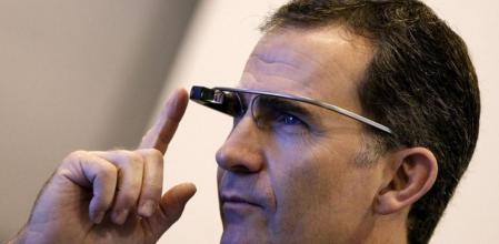 El príncipe Felipe se prueba unas gafas inteligentes en la inauguración de Fitur 2014