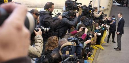 Iñaki Urdangarin atendiendo a la prensa que se agolpó frente a los juzgados de Palma en su primera declaración ante el juez