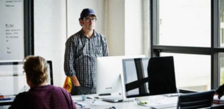 Levantarse de la silla cada veinte minutos reduce los daños de sedentarismo