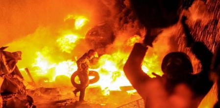 Manifestantes durante una protesta antigubernamental en el centro de Kíev, en Ucrania