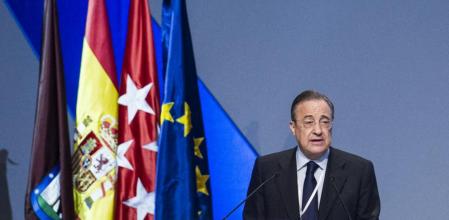 El presidente del Real Madrid, Florentino Pérez, se dirige a los socios del club en una asamblea de compromisarios