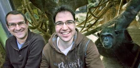 Tomás Marquès y Javier Prado, en el Zoo de Barcelona frente la jaula de los chimpancés, animales a los que dedican sus investigaciones