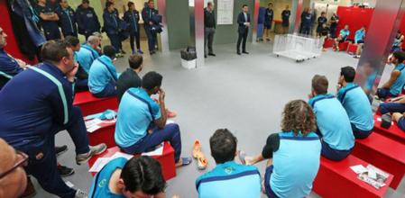 Josep Maria Bartomeu se presenta a la plantilla del Barça como nuevo director del club