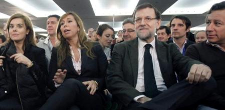 El presidente del Gobierno y líder del PP, Mariano Rajoy (2d), acompañado de la vicepresidenta, Soraya Sáenz de Santamaría (i), la líder del PPC, Alicia Sánchez-Camacho, y el vicesecretario general de Organización de los populares, Carlos Floriano, durante la clausura hoy en Barcelona de la convención del PPC 