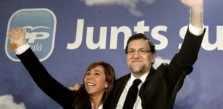El presidente del Gobierno y líder del PP, Mariano Rajoy y la líder del PPC, Alicia Sánchez-Camacho, durante la clausura hoy en Barcelona de la convención del PPC.