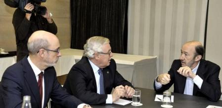 El secretario general del PSOE, Alfredo Pérez Rubalcaba (d), durante la reunión que ha mantenido hoy en Murcia con el rector de la Universidad de Murcia, José Antonio Corbacho (c), y el rector de la Universidad Politécnica de Cartagena, José Antonio Franco (i)