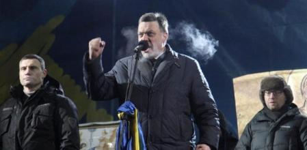 Vitali Klitschko, Oleh Tyagnybok y Arseniy Yatsenyuk en una protesta tras su reunión con Yanukóvich