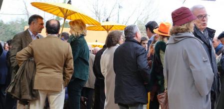 Esperanza Aguirre de verde junto a los invitados VIP mientras tomaban un aperitivo encuentro político empresarial y social de alto nivel