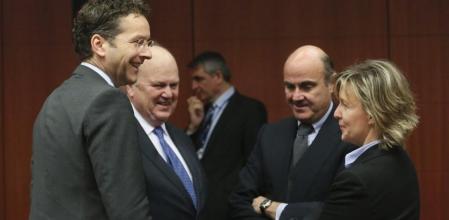 El ministro español de Economía y Competitividad de España, Luis de Guindos (2d), conversa con sus homólogos de Irlanda Michael Noonan (2i), de Portugal, María Luis Albuquerque, y de Holanda Jeroen Dijsselbloem (izda), al inicio de la reunión de ministros de Economía y Finanzas de la zona del euro, Eurogrupo, en Bruselas, Bélgica, el 27 de enero del 2014.