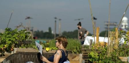 Una mujer lee en el aeropuerto berlinés de Tempelhof