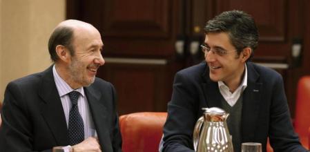 El secretario general del PSOE, Alfredo Pérez Rubalcaba, junto al secretario general del Grupo Parlamentario Socialista en el Congreso de los Diputados, Eduardo Madina
