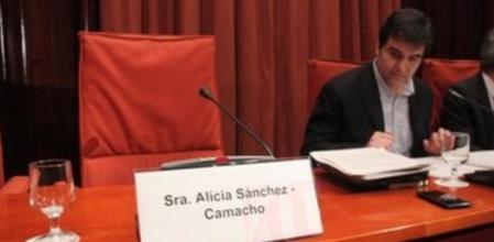 El cartel con el nombre de Alícia Sánchez-Camacho, presidenta del PP Catalán (PPC), con la silla vacía , al lado de Sergi Sabrià, presidente de la CAI.