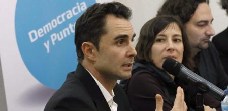 El informático Hervé Falciani (i) y miembros de la Red Ciudadana Partido X han presentado en rueda de prensa la GiraX que realizará esta formación política, así como sus planteamientos de organización ciudadana de cara a las próximas agendas políticas y electorales