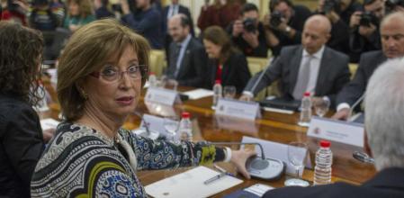 El ministro de Educación, José Ignacio Wert, al fondo de la imagen, y la consellera de Esenyament, Irene Rigau.