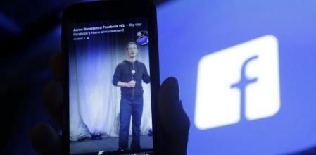 Mark Zuckerberg, enfocado por la pantalla de un móvil durante una conferencia de Facebook
