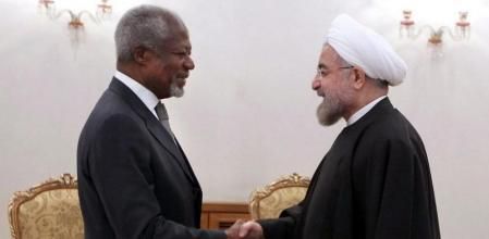 El exsecretario general de las Naciones Unidas KofiAnnan (i) estrecha la mano del presidente de Irán, Hasán Rohaní