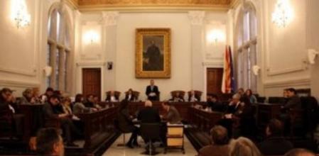 Visión general de la sala de plenos del Ayuntamiento de Reus