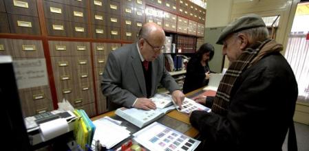 Andreu y su hija Isabel en la Filatélia Majó