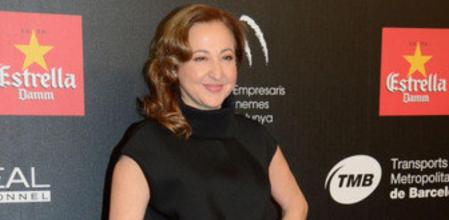 Carmen Machi con un vestido de Amaya Arzuaga sobre la alfombra roja de los premios Gaudí