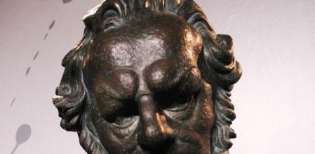 Las 28 estatuillas que servirán como trofeo en los premios del cine español aguardan en el taller del escultor José Luis Fernández