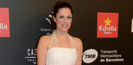 Bea Segura sobre la alfombra roja de los premios Gaudí con un diseño de Justicia Ruano