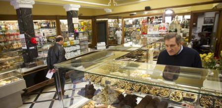 Josep Maria Roig, propietario de la pastelería La Colmena, en la plaza del Àngel de Barcelona