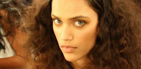 Dalianah en una imagen captada en el backstage de la pasada 080 Barcelona Fashion, mientras la maquillaban para el desfile de Justicia Ruano