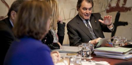 El presidente de la Generalitat, Artur Mas, en el fondo de la imagen, durante el Consell Executiu