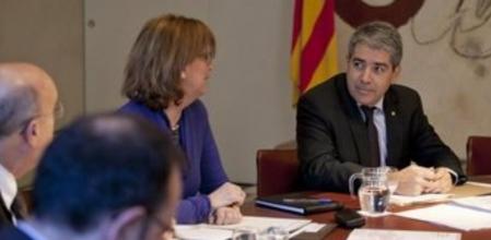 El conseller de Presidència y portavoz del Govern, Francesc Homs, junto a la consellera de Ensenyament, Irene Rigau, en la reunión del Consell Executiu.