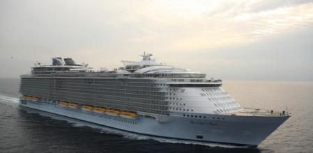 El 'Allure of the Seas', el crucero más grande del mundo, opera en Barcelona desde primavera de 2015 y dejará un impacto económico en España de 27 millones de euros