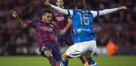 Dani Alves disputa un balón con Canales durante el partido de semifinales del torneo copero