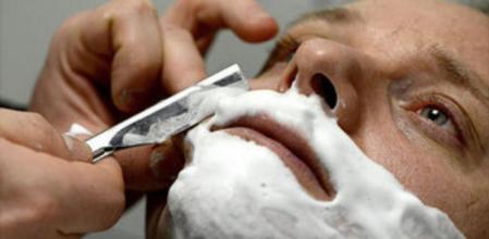 El periodista Piergiorgio M. Sandri lo afeitan en la elegante y tradicional Tomas, en c/ Pau Claris, Barcelona