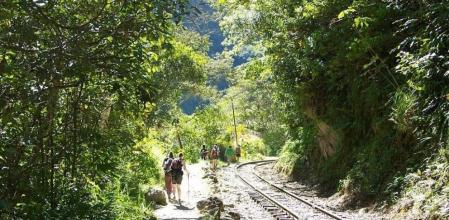 Camino desde la Hidroeléctrica a Aguas Calientes a lo largo de la vía del tren