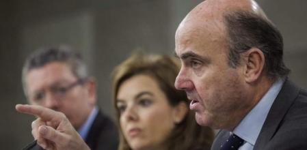 El ministro de Economía y Competitividad, Luis de Guindos, la vicepresidenta del Ejecutivo, Soraya Sáenz de Santamaría y el titular de Justicia, Alberto Ruiz Gallardón, durante la rueda de prensa posterior a la reunión del Consejo de Ministros celebrada esta mañana en La Moncloa