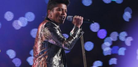El cantante hawaiano Bruno Mars durante su actuación en la Super Bowl