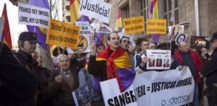 Concentración convocada por Assemblea Republicana de Mallorca en las inmediaciones de los juzgados de Palma, con motivo de la declaración de la infanta Cristina ante el juez José Castro, como imputada en el caso Nóos, por los presuntos delitos de fraude fiscal y blanqueo de capitales.