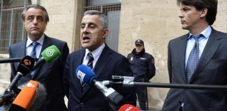 El abogado de la Infanta Cristina, Jesus Maria Silva, responde las preguntas a los periodistas