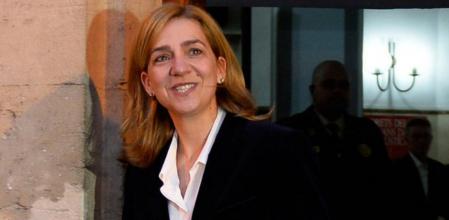 La Infanta sonríe a la salida de los juzgados tras declarar durante seis horas