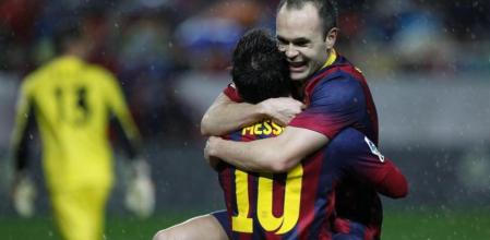 El delantero argentino Barça Leo Messi celebra con Iniesta uno de sus goles al Sevilla
