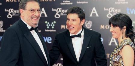 El presidente de la Academia de las Artes y las Ciencias Cinematográficas, Enrique González Macho, el presentador Manel Fuentes y la vicepresidenta segunda de la Academia, Judith Colell, a su llegada a la gala de entrega de los 28 premios Goya, esta noche en Hotel Auditorium de Madrid