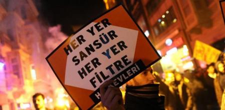 Manifestantes sostienen una pancarta contra la nueva ley turca de control de internet en Estambul