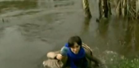 Mariló Montero no pudo contener la risa cuando una de sus redactoras perdió el equilibrio y cayó al agua de un río desbordado