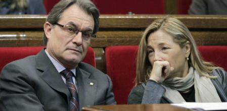 El president de la Generalitat, Artur Mas, y la vicepresidenta del Gobierno, Joana Ortega, conversan durante el Pleno del Parlament