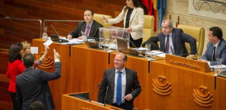 El presidente extremeño, José Antonio Monago, durante la votación realizada en el Parlamento extremeño, con la que se ha aprobado una propuesta del PP en la que se pide al Gobierno que paralice la reforma de la Ley del Aborto