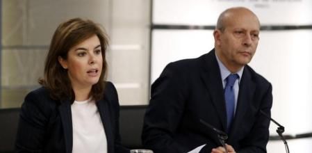 La vicepresidenta del Gobierno, Soraya Sáenz de Santamaría, y el ministro de Cultura, Educación y Deporte, José Ignacio Wert, durante la rueda de prensa que han ofrecido tras la reunión del Consejo de Ministros