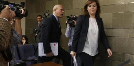 La vicepresidenta del Gobierno, Soraya Sáenz de Santamaría, y el ministro de Cultura, Educación y Deporte, José Ignacio Wert, a su llegada a la rueda de prensa