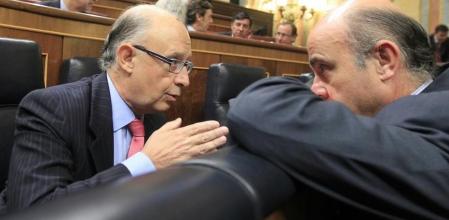 Cristóbal Montoro y Luis de Guindos, de nuevo en posiciones encontradas sobre un mismo tema