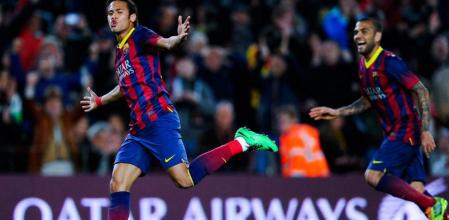 Neymar celebrando un gol con Alves